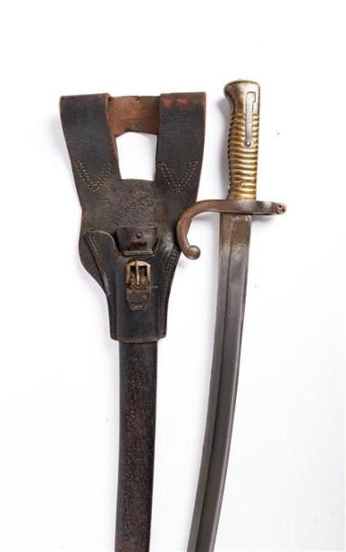 null Sabre-baïonnette CHASSEPOT modèle 1866, lame yatagan de 57,5 cm marquée sur...