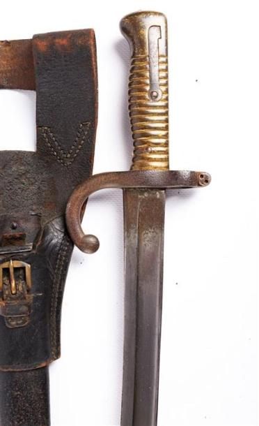 null Sabre-baïonnette CHASSEPOT modèle 1866, lame yatagan de 57,5 cm marquée sur...