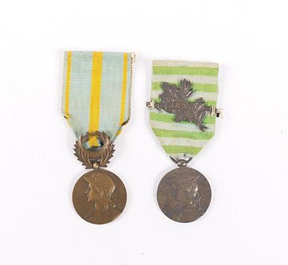 null [ORDRES ET DECORATIONS]
Lot de deux médailles comprenant : 
- Médaille commémorative...