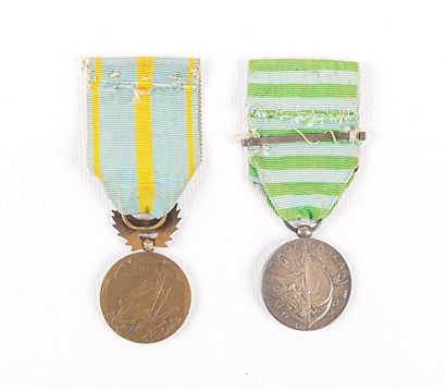 null [ORDRES ET DECORATIONS]
Lot de deux médailles comprenant : 
- Médaille commémorative...