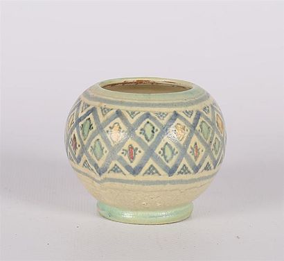 null BOUJEM'A LAMALI (1890-1971), Atelier de

Petit vase en céramique à engoge blanc...