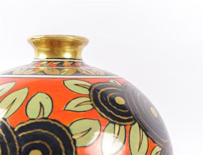 null RENOLEAU Alfred (1854-1930) 

Vase boule en faïence émaillée rouge à décor de...