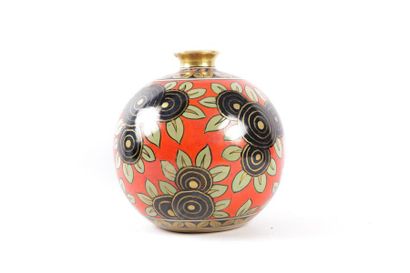 null RENOLEAU Alfred (1854-1930) 

Vase boule en faïence émaillée rouge à décor de...