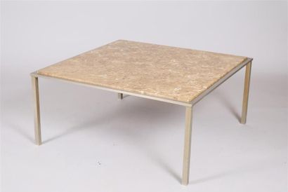 null Table basse en métal brossé de forme carré, le plateau encastré d'un marbre...