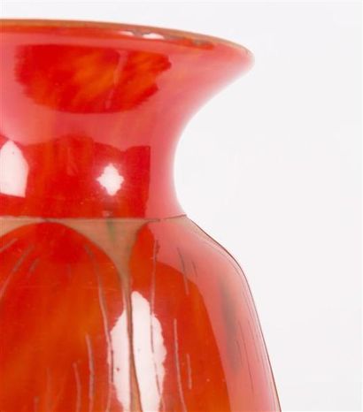 null LE VERRE FRANCAIS
Vase aux "Coprins" de forme ovoïde en verre doublé rouge à...