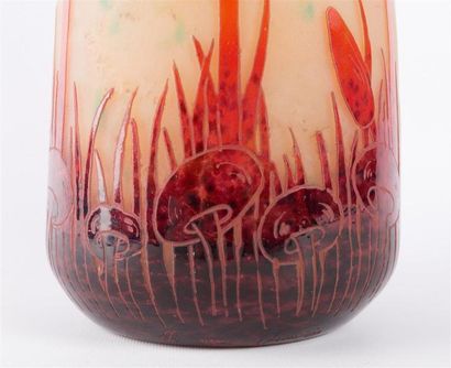 null LE VERRE FRANCAIS
Vase aux "Coprins" de forme ovoïde en verre doublé rouge à...