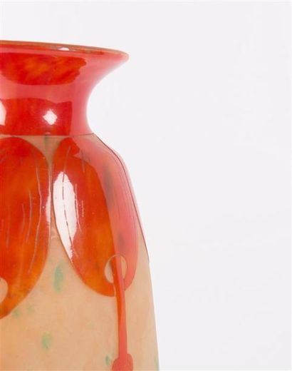 null LE VERRE FRANCAIS
Vase aux "Coprins" de forme ovoïde en verre doublé rouge à...