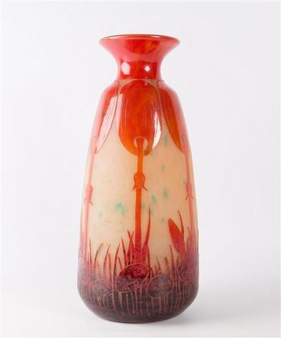 null LE VERRE FRANCAIS
Vase aux "Coprins" de forme ovoïde en verre doublé rouge à...