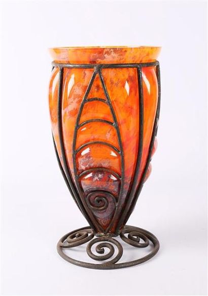 null Vase de forme conique évasé en verre marmoréen orangé nuancé, soufflé dans une...