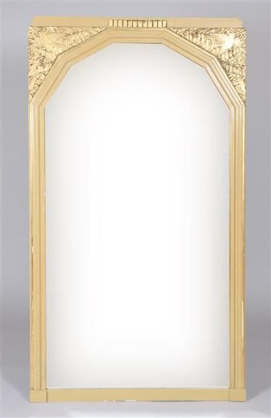 null Miroir en bois mouluré, sculpté, laqué crème et doré, le miroir biseauté à vue...