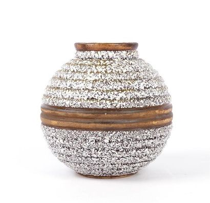 null ODYV

Vase de forme sphérique en grès en émail crispe à décor de filets

Marqué...