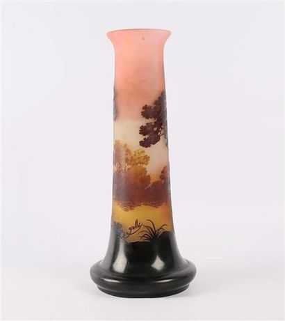 null Etablissements GALLE (1904-1936) 

Vase à long col, la base aplatie en verre...