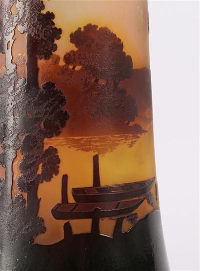 null Etablissements GALLE (1904-1936) 

Vase à long col, la base aplatie en verre...