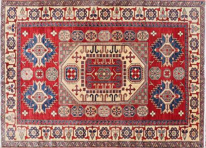 null PAKISTAN

Tapis en laine à décor de motifs géométriques sur fond blanc et rouge

248,5...