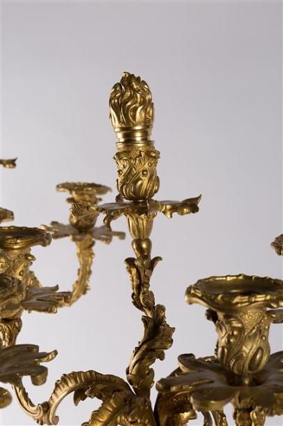 null Importante paire de candélabres en bronze ciselé et doré posant sur une base...