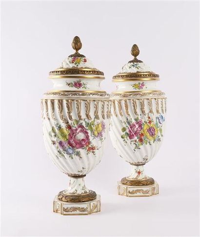 null Paire de vases simulés de forme balustre en porcelaine blanche posant sur une...