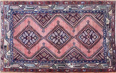 null KOLIAEI

Tapis en laine à décor de trois médaillons

117 x 77 cm
