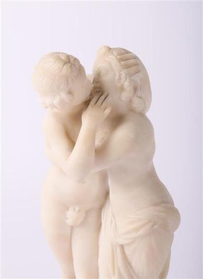null Sculpture en albâtre figurant un homme et une femme dénudés s'embrassant, le...