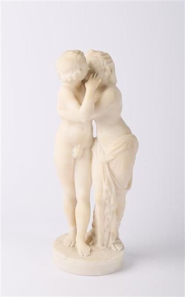null Sculpture en albâtre figurant un homme et une femme dénudés s'embrassant, le...