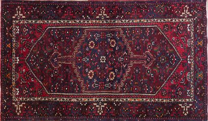 null KHAMSEH

Tapis en laine à décor floral et motifs géométriques

215 x 130 cm