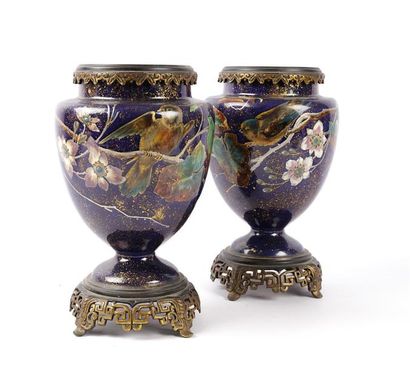 null Paire de vases en porcelaine, la panse ovoïde présente un décor polychrome et...
