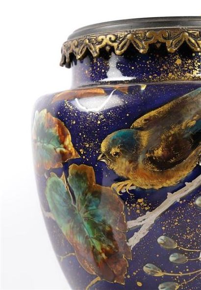 null Paire de vases en porcelaine, la panse ovoïde présente un décor polychrome et...