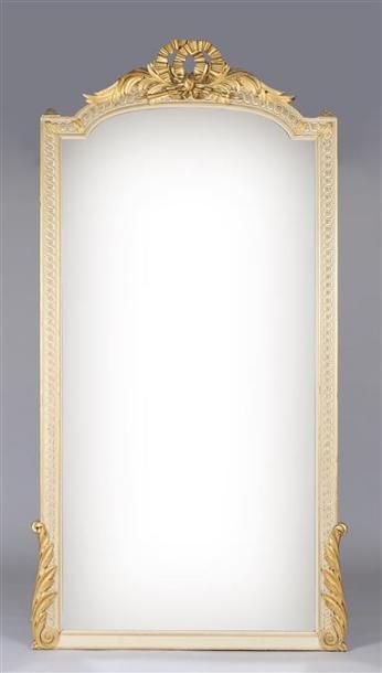 null Miroir en bois mouluré, sculpté, doré et laqué blanc à décor d'une frise de...