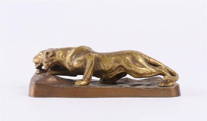 null BAISE M. (XXème siècle)

Lionne en chasse

Bronze à patine dorée

Signé sur...