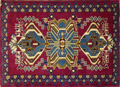 null KHAMSEH

Descente de lit en laine à décor de médaillons

89 x 65 cm
