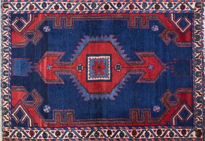 null TAROUM

Tapis en laine à décor de motifs géométriques sur fond bleu marine

139...