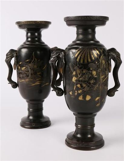 null JAPON

Paire de vases en bronze de forme balustre à patine brune, la panse à...