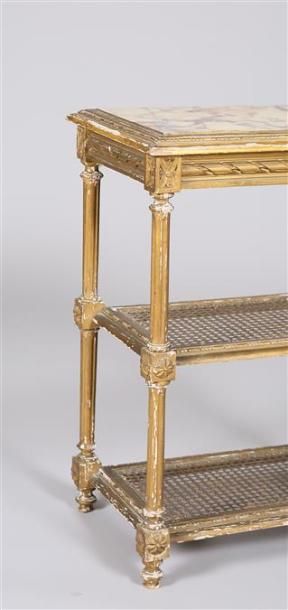 null Table d'appoint en bois et stuc mouluré, sculpté et doré, elle présente trois...