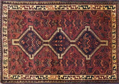 null GHASHEGHAJE

Tapis en laine à décor de trois médaillons losangiques

153 x 110...