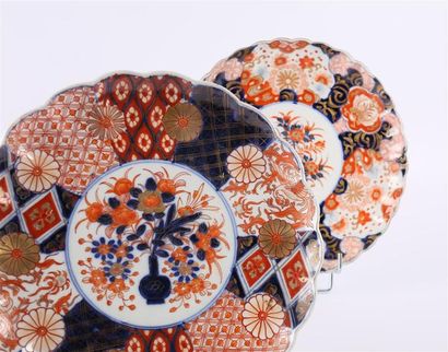 null JAPON

Deux assiettes en porcelaine de forme ronde, la bordure crénelée à décor...