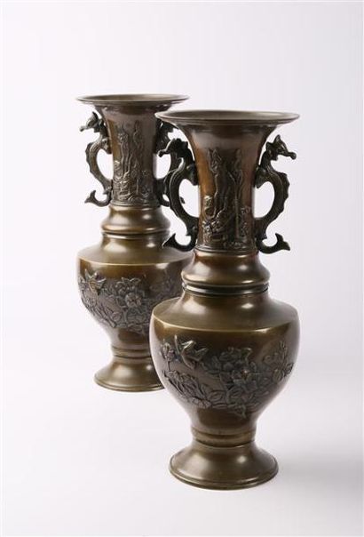 null JAPON

Paire de vases en bronze de forme balustre, la panse bombée présente...