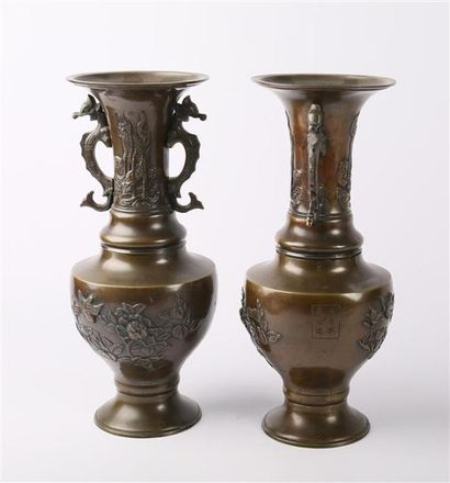 null JAPON

Paire de vases en bronze de forme balustre, la panse bombée présente...