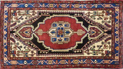 null NAHAVAND

Tapis en laine à décor d'un médaillon central et motifs géométriques

190...