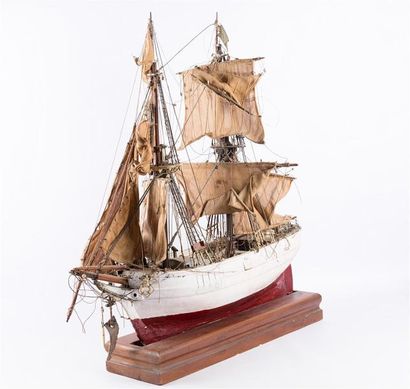 null Maquette d'un deux mâts en bois, plastique et tissus, la coque peint blanc et...