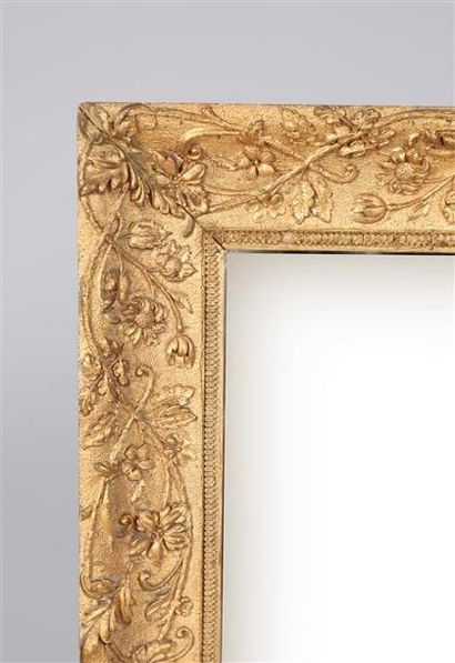 null Miroir de forme rectangulaire en bois et stuc mouluré, sculpté et peint doré...