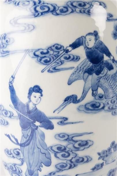 null JAPON

Vase en porcelaine blanc/bleu le col reserré, la panse bombée, le décor...