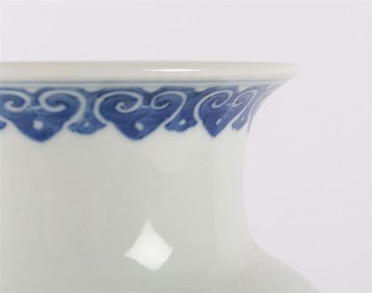 null JAPON

Vase en porcelaine blanc/bleu le col reserré, la panse bombée, le décor...