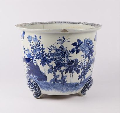 null CHINE

Importante vasque en porcelaine blanche à décor en bleu de pivoines et...