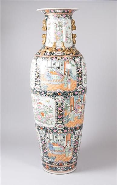 null CHINE 

Très important vase en porcelaine à décor polychrome et rehauts dorés...