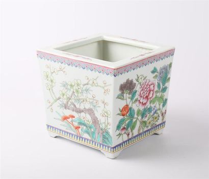 null Cache pot de forme carrée en porcelaine blanche à décor polychrome de pivoines...