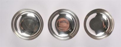 null Trois bols en métal argenté uni
Orfèvre : Christofle 
(infimes rayures)
Haut....