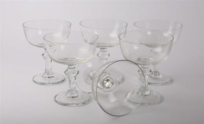 null Suite de six coupes à fruits sur piédouche en verre translucide 
(une égrenure)
Haut....