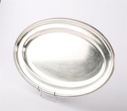 null Plat en métal argenté de forme ovale, la bordure ourlée d'une frise de perles.
(rayures)
Long....