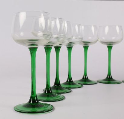 null Dix verres à vin du Rhin en verre, la jambe en verre vert.
Haut. : 16 cm