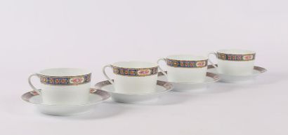 null CH.FIELD HAVILAND - LIMOGES
Quatre tasses à chocolat et leur sous tasse en porcelaine...