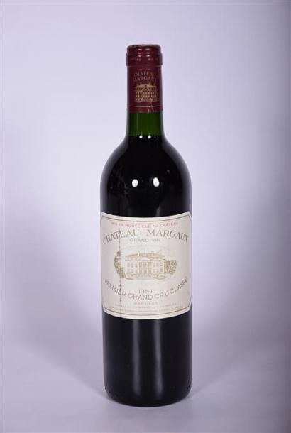 null 1 Blle	CH. MARGAUX	Margaux	1984
	Et. un peu tachée. N : bas goulot.		
